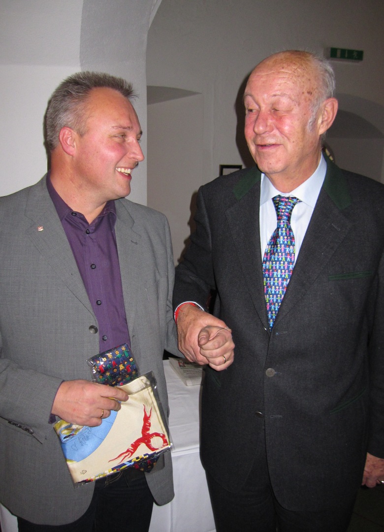 Bgm. Stefan Weirather mit Heinz Kutin.